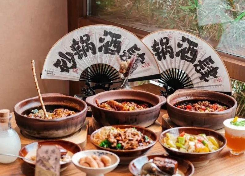 “砂锅+酒吧”，门店模型的经典玩法or死法？